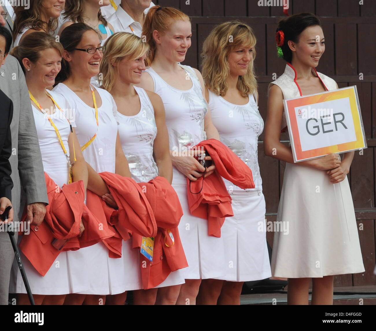 German field hockey players Janine Beermann (L) and Martina Heinlein (2