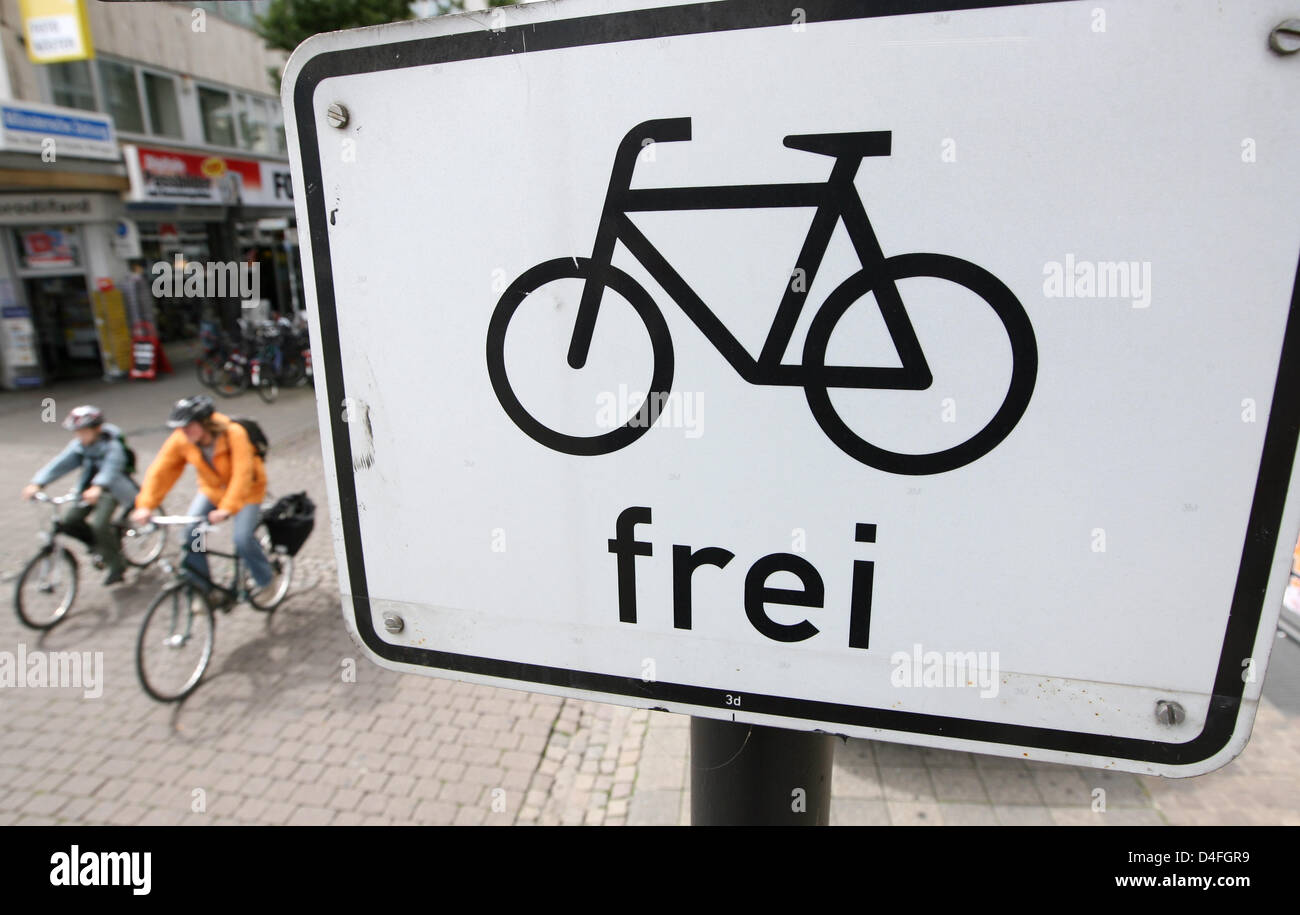 A sign reading 'Bicycles allowed' in Muenster, Germany, 22 July 2008. Soaring fuel prices make more and more people use the bicycle. Photo: Friso Gentsch Stock Photo