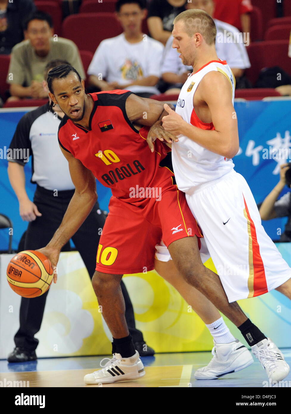 Filizado The german basketball player Dirk Nowitzki (top) vies with Felizardo ...