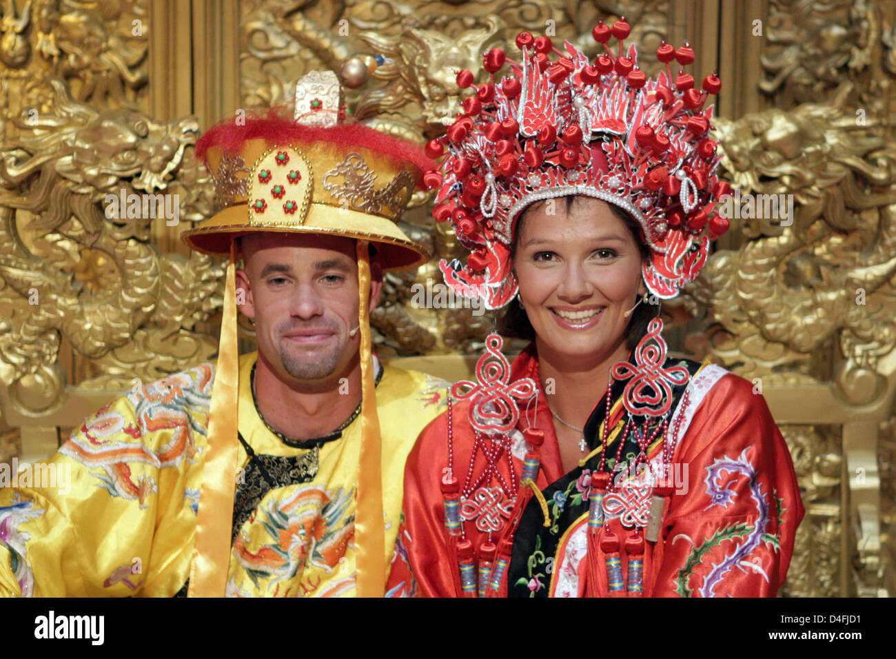 Der deutsche Radrennfahrer Stefan Schumacher und Ex-Schwimmerin Franziska van Almsick posieren am Samstag (09.08.2008) in chinesischer Tracht vor ihrem Besuch bei der TV-Sendung 'Waldi & Harry', die aus dem Deutschen Haus in Peking während der Olympischen Spielen aufgezeichnet wird. Foto: Fredrik von Erichsen (c) dpa - Bildfunk Stock Photo