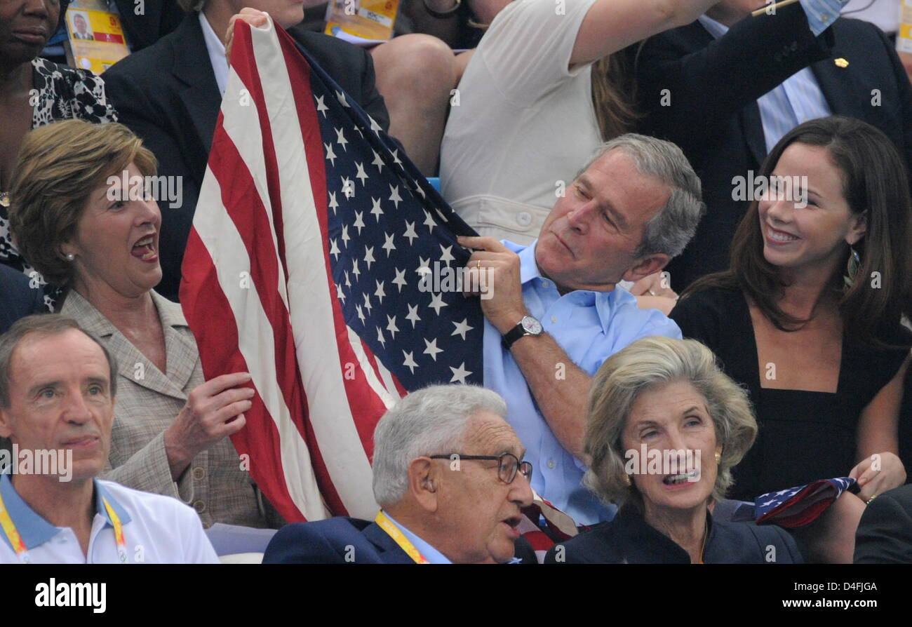 US president George W. Bush, together with his wife Laura (L) and daughter Barbara (R), watches US swimmer Michael Phelps on his way to win the gold medal with a world record time of 4.03.84 minutes in the men's 400 Meter individual medley during the Beijing 2008 Olympic Games at the National Aquatics Center in Beijing, China 10 August 2008. Photo: Bernd Thissen dpa (c) dpa - Bildf Stock Photo