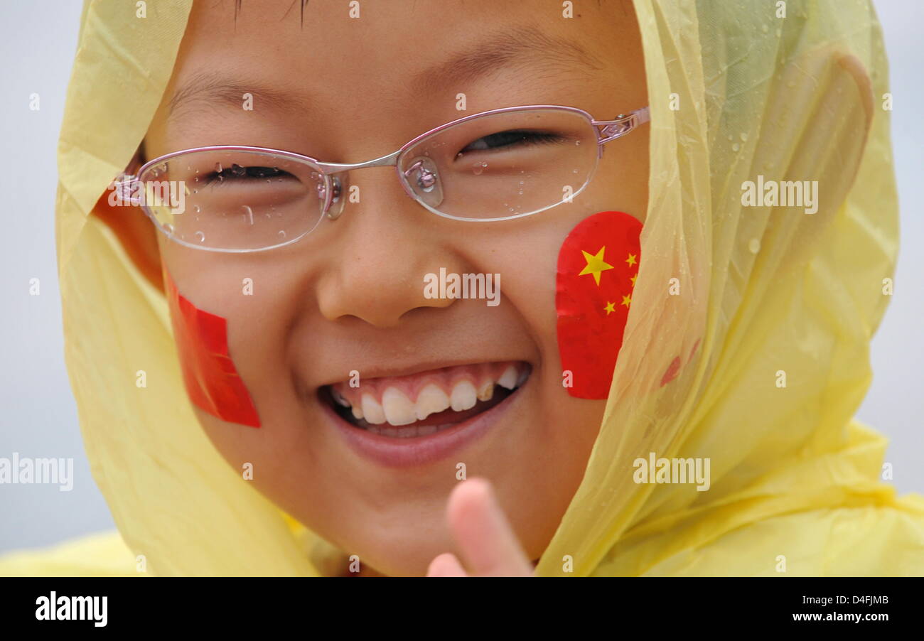 A Chinese child wears a raincoat near the National Stadium at the Beijing 2008 Olympic Games, Beijing, China, 10 August 2008. Photo: Peer Grimm dpa ###dpa### Stock Photo