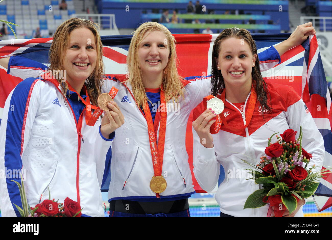 Bronzewinning Joanne Jackson (L-R) from Great Britain, her firstplaced compatriot Rebecca Adlington and silvermedal winner Katie Hoff of the USA celebrate after the medal ceremony for the women's 400M freestyle final at the National Aquatics Center at the Beijing 2008 Olympic Games in Beijing, China, 11 August 2008. Foto: Bernd Thissen dpa ###dpa### Stock Photo