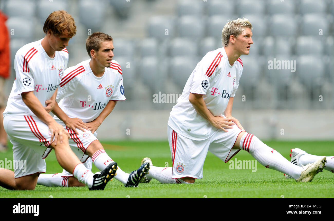 The players of FC Bayern Munich Andreas Ottl (L-R), Philipp Lahm and Bastian Schweinsteiger stretch during a public training session at the Allianz Arena in Munich, Germany, 12 August 2008. On 15 August 2008, the first day of the German Bundesliga, FC Bayern will play against SV Hamburg. Photo: Tobias Hase Stock Photo