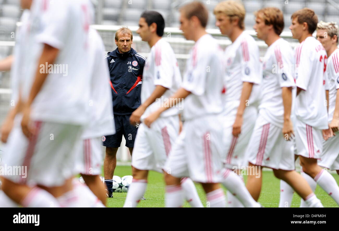 Players of FC Bayern Munich walk past their coach Juergen Klinsmann during a public training session at the Allianz Arena in Munich, Germany, 12 August 2008. On 15 August 2008, the first day of the German Bundesliga, FC Bayern will play against SV Hamburg. Photo: Tobias Hase Stock Photo