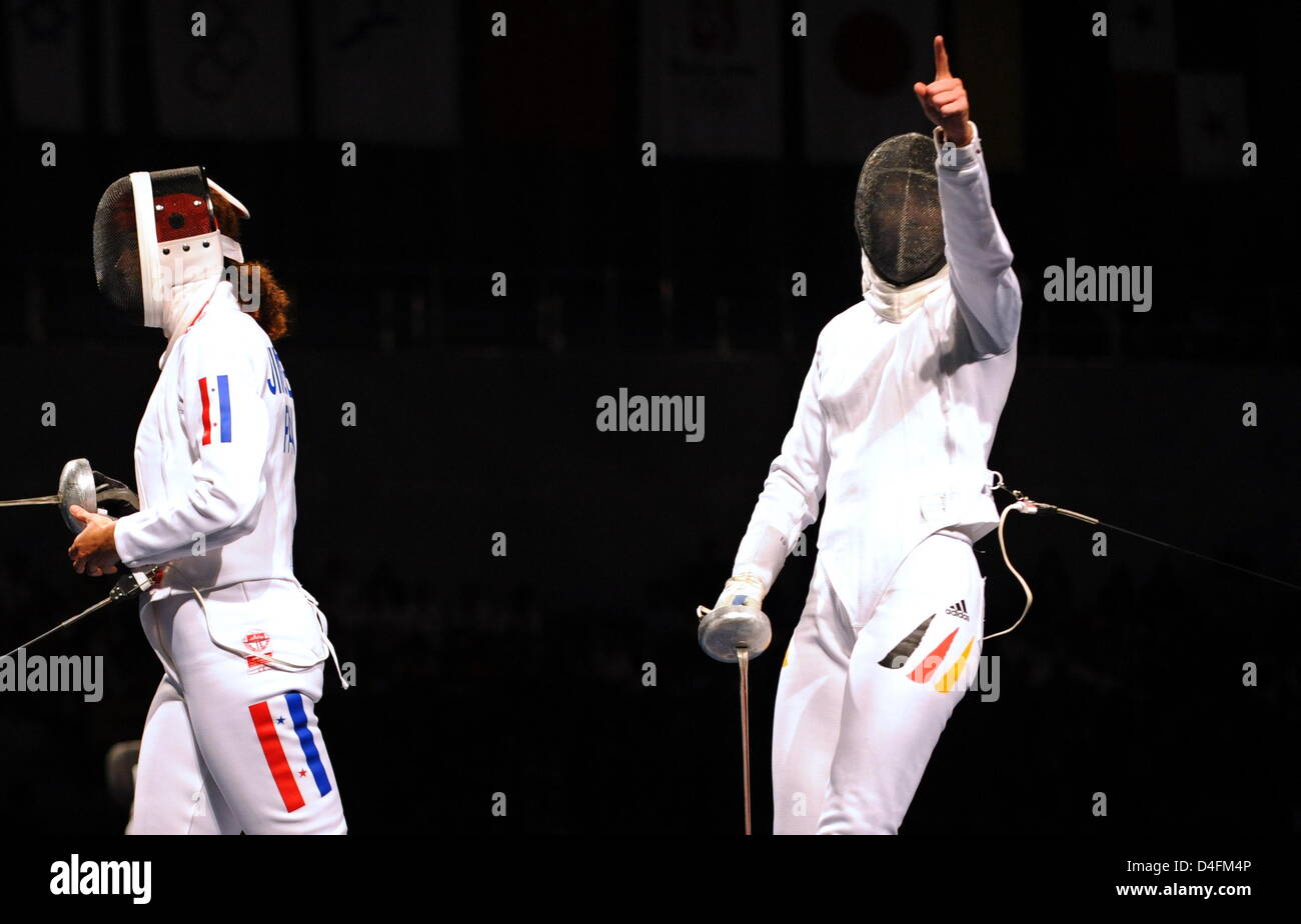 Imke Duplitzer (R) from Germany celebrates after winning the round of 16 in women`s individual Epee, against Jesika Jimenez Luna from Panama, in the olympic fencing hall during the Beijing 2008 Olympic Games, in Beijing, China, 13 August 2008. Photo: Karl-Josef Hildenbrand dpa ###dpa### Stock Photo