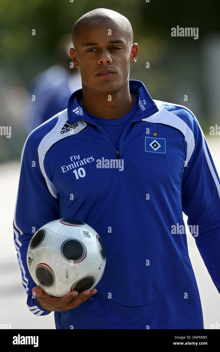 Vincent Kompany of German Bundesliga club Hamburg SV (HSV) arrives at the public training session outside HSH Nordbank Arena in Hamburg, Germany, 13 August 2008. HSV faces Bayern Munich in the Bundesliga 2008/2009 season premiere at Allianz Arena in Munich, Germany, on Friday 15 August 2008. Photo: Jens Ressing Stock Photo