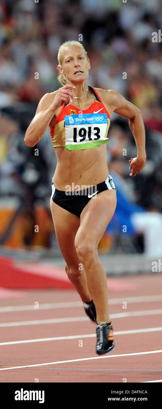 German Jennifer Oeser competes in the women's 200m heat of the Heptathlon competition at the Beijing 2008 Olympic Games in the National Stadium, known as Bird's Nest, Beijing, China, 15 August 2008. Photo: Karl-Josef Hildenbrand dpa ###dpa### Stock Photo