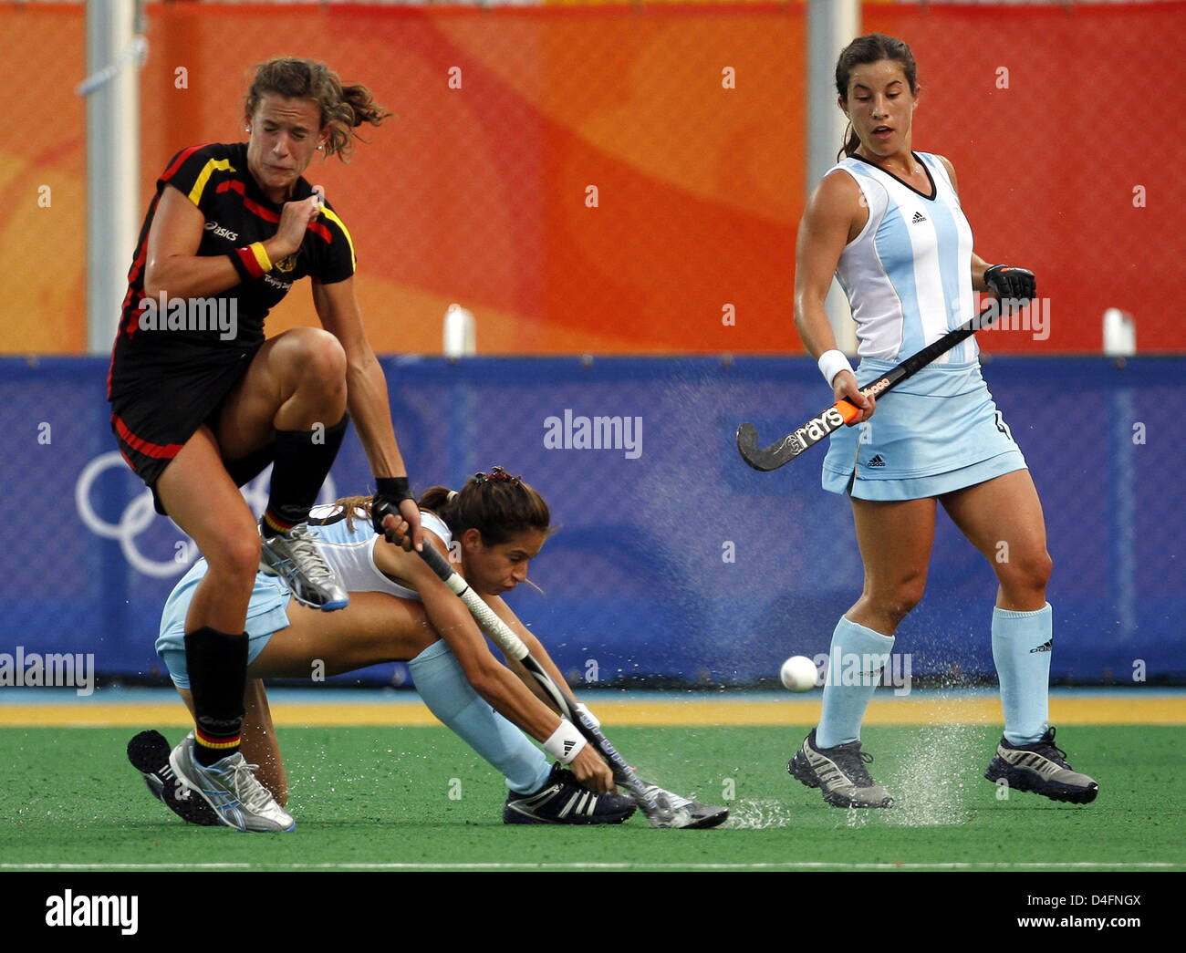 Janne Mueller-Wieland (L) of Germany vies with Giselle Kanevsky (C) and Rosario Luchetti (R) of Argentina during the womenÒs hockey preliminary match W21 between Germany and Argentina competition at the Beijing 2008 Olympic Games, Beijing, China, 16 August 2008. Photo: Marcus Brandt dpa ###dpa### Stock Photo