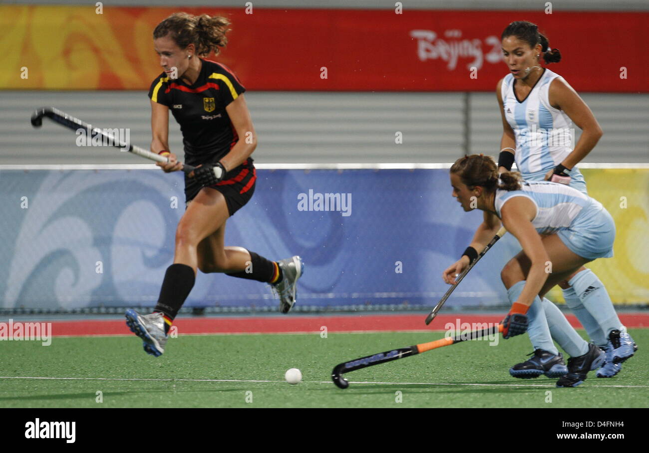 Janne Mueller-Wieland (L) of Germany vies with Agustina Gonzalez (R) and Carla Rebecchi (Front R) of Argentina during the womenÒs hockey preliminary match W21 between Germany and Argentina competition at the Beijing 2008 Olympic Games, Beijing, China, 16 August 2008. Photo: Marcus Brandt ###dpa### Stock Photo