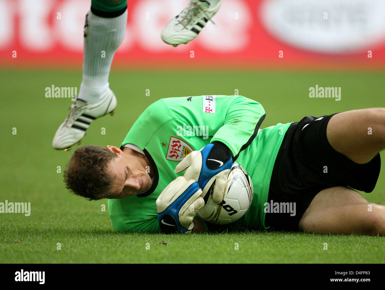 VfB Stuttgart goalkeeper Jens Lehmann grabs the ball just before a Borussia Moenchengladbach player can reach it during the Bundesliga match at Borussia-Park in Moenchengladbach, Germany, 17 August 2008. Photo: ROLF VENNENBERND (ATTENTION: EMBARGO CONDITIONS! The DFL permits the further utilisation of the pictures in IPTV, mobile services and other new technologies no earlier than  Stock Photo