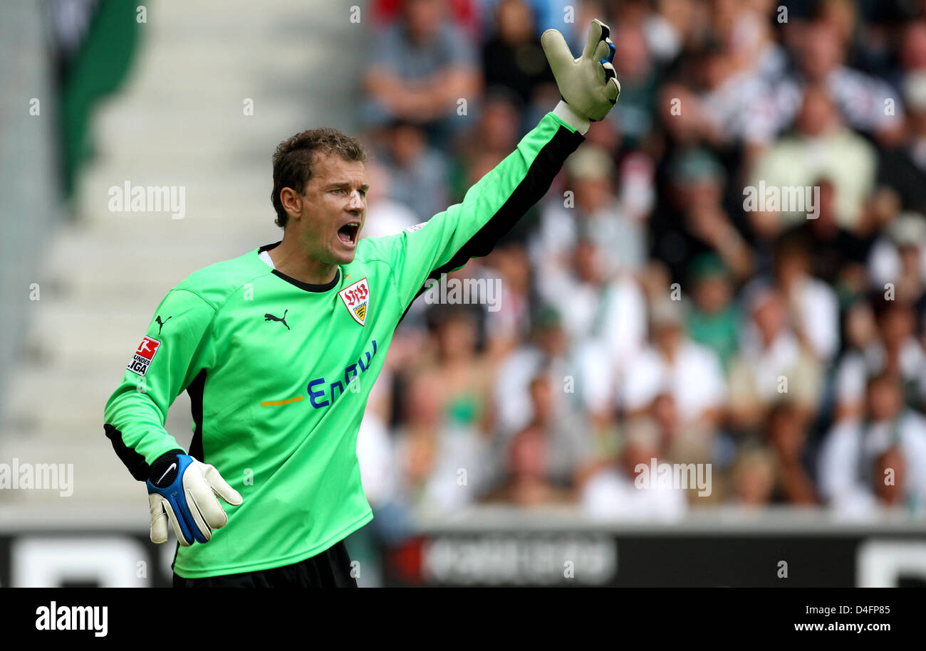 VfB Stuttgart goalkeeper Jens Lehmann gestures during the Bundesliga match against Borussia Moenchengladbach at Borussia-Park in Moenchengladbach, Germany, 17 August 2008. Photo: ROLF VENNENBERND (ATTENTION: EMBARGO CONDITIONS! The DFL permits the further utilisation of the pictures in IPTV, mobile services and other new technologies no earlier than two hours after the end of the m Stock Photo