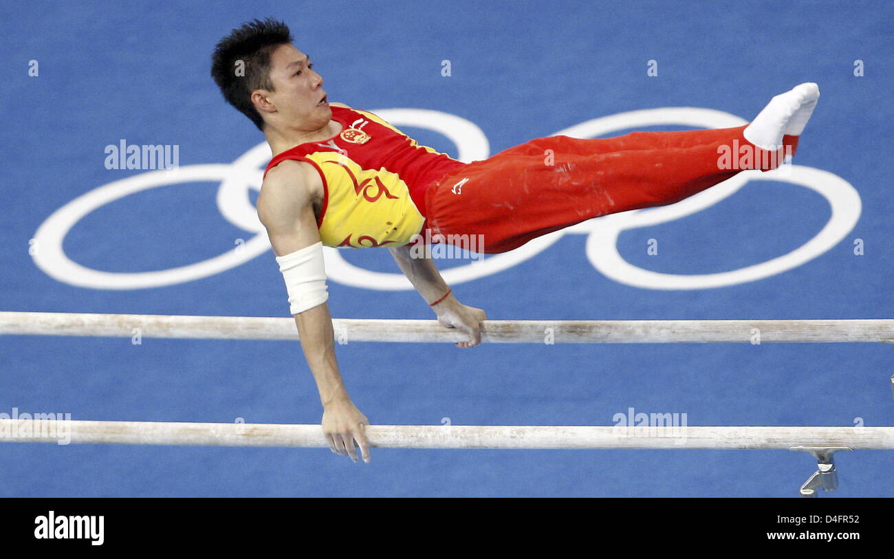 Li Xiaopeng of China exercises in the Men's Horizontal Bar Final at the National Indoor Stadium, during the Beijing Olympic Games in Beiing, China, 19 August 2008. Photo: Marcus Brandt dpa ###dpa### Stock Photo