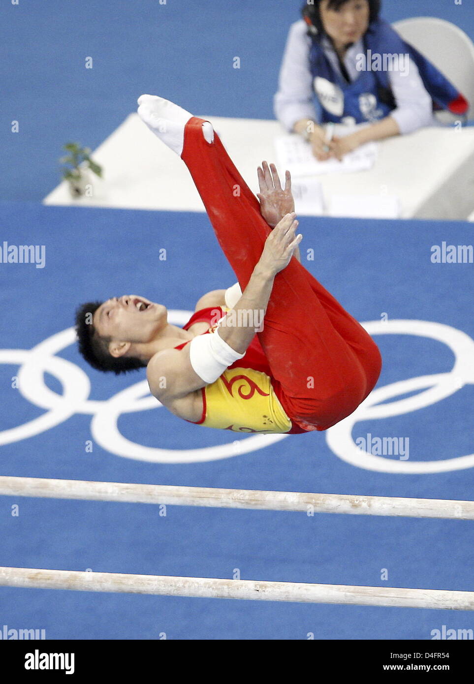 Li Xiaopeng of China exercises in the Men's Horizontal Bar Final at the National Indoor Stadium, during the Beijing Olympic Games in Beiing, China, 19 August 2008. Photo: Marcus Brandt dpa ###dpa### Stock Photo
