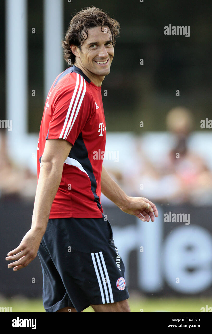Luca Toni of FC Bayern Munich smiles during practice on the club's training  grounds at 'Saebener' street in Munich, Germany, 19 August 2008. Photo:  ANDREAS GEBERT Stock Photo - Alamy