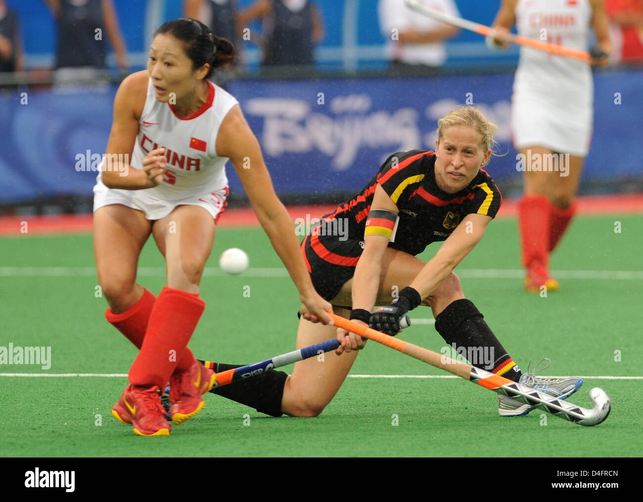 Cheng Hui (L) of China vies with Marion Rodewald of Germany during the Semifinal match Germany against China in the womenÒs Field Hockey competition at the Beijing 2008 Olympic Games, Beijing, China, 20 August 2008. Photo: Peer Grimm ###dpa### Stock Photo