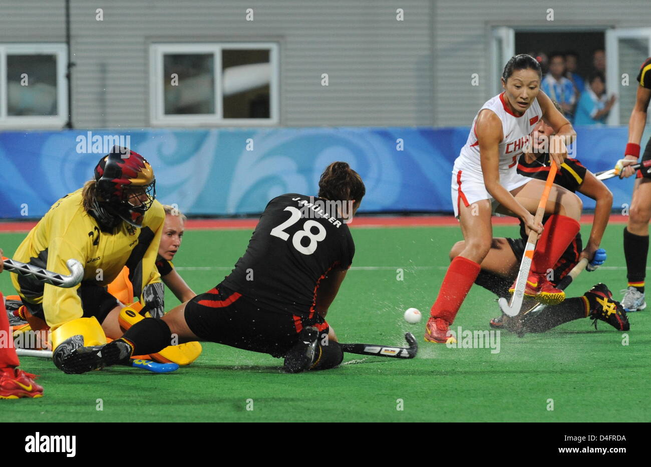 Cheng Hui (R) of China vies against Germany's Julia Mueller (2-L) and goalkeeper Kristina Reynolds during the Semifinal match Germany against China in the womenÒs Field Hockey competition at the Beijing 2008 Olympic Games, Beijing, China, 20 August 2008. Photo: Peer Grimm ###dpa### Stock Photo