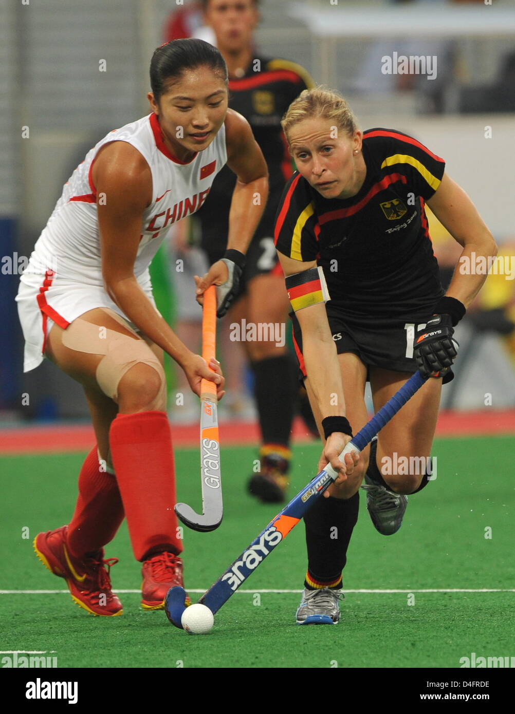 Marion Rodewald (R) of Germany vies with Cheng Hui of China during the Semifinal match Germany against China in the womenÒs Field Hockey competition at the Beijing 2008 Olympic Games, Beijing, China, 20 August 2008. Photo: Peer Grimm ###dpa### Stock Photo