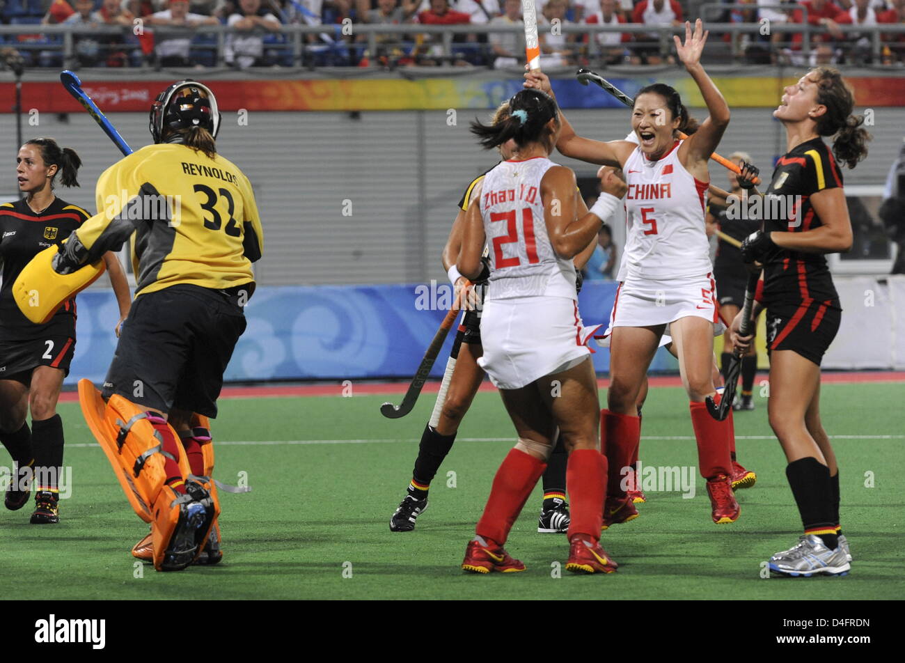Yudiao Zhao (3rd L) from China is celebrated by teammate Hui Cheng after she has scored the 3:2 winning goal against goalkeeper Kristina Reynolds (L) of Germany during the Semifinal match Germany against China in the womenÒs Field Hockey competition at the Beijing 2008 Olympic Games, Beijing, China, 20 August 2008. Photo: Peer Grimm dpa ###dpa### Stock Photo