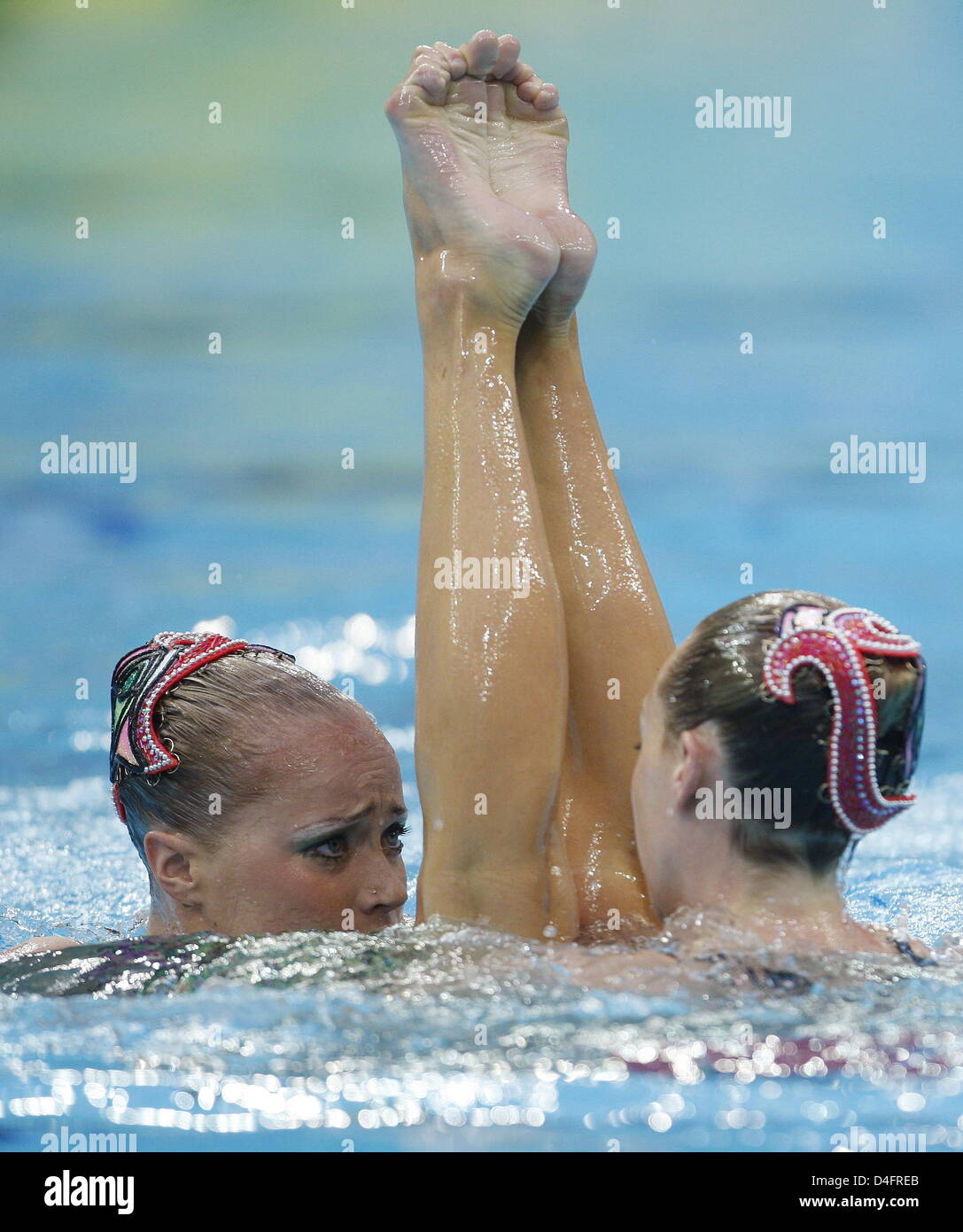 Christina Jones and Andrea Nott of the US are doing their exercise at the women·s Free Routine Final of the Synchronized Swimming competition at the Beijing 2008 Olympic Games, Beijing, China, 20 August 2008. Photo: Marcus Brandt ###dpa### Stock Photo