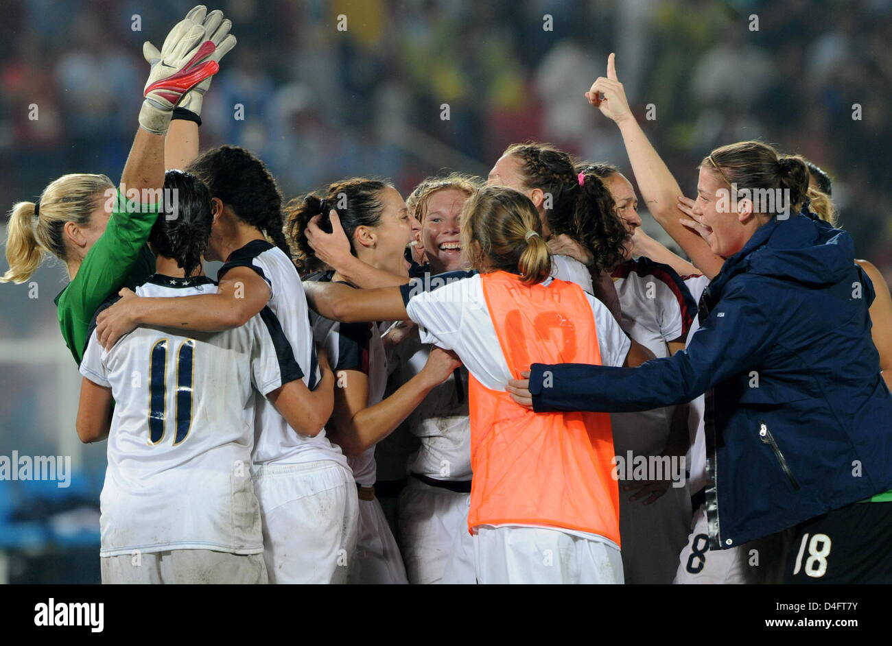 The team of US celebrate their win after the Women's football gold medal match between Brazil and USA at Workers Stadium in Beijing during the Beijing 2008 Olympic Games, China, 21 August 2008. Photo: Peer Grimm ###dpa### Stock Photo