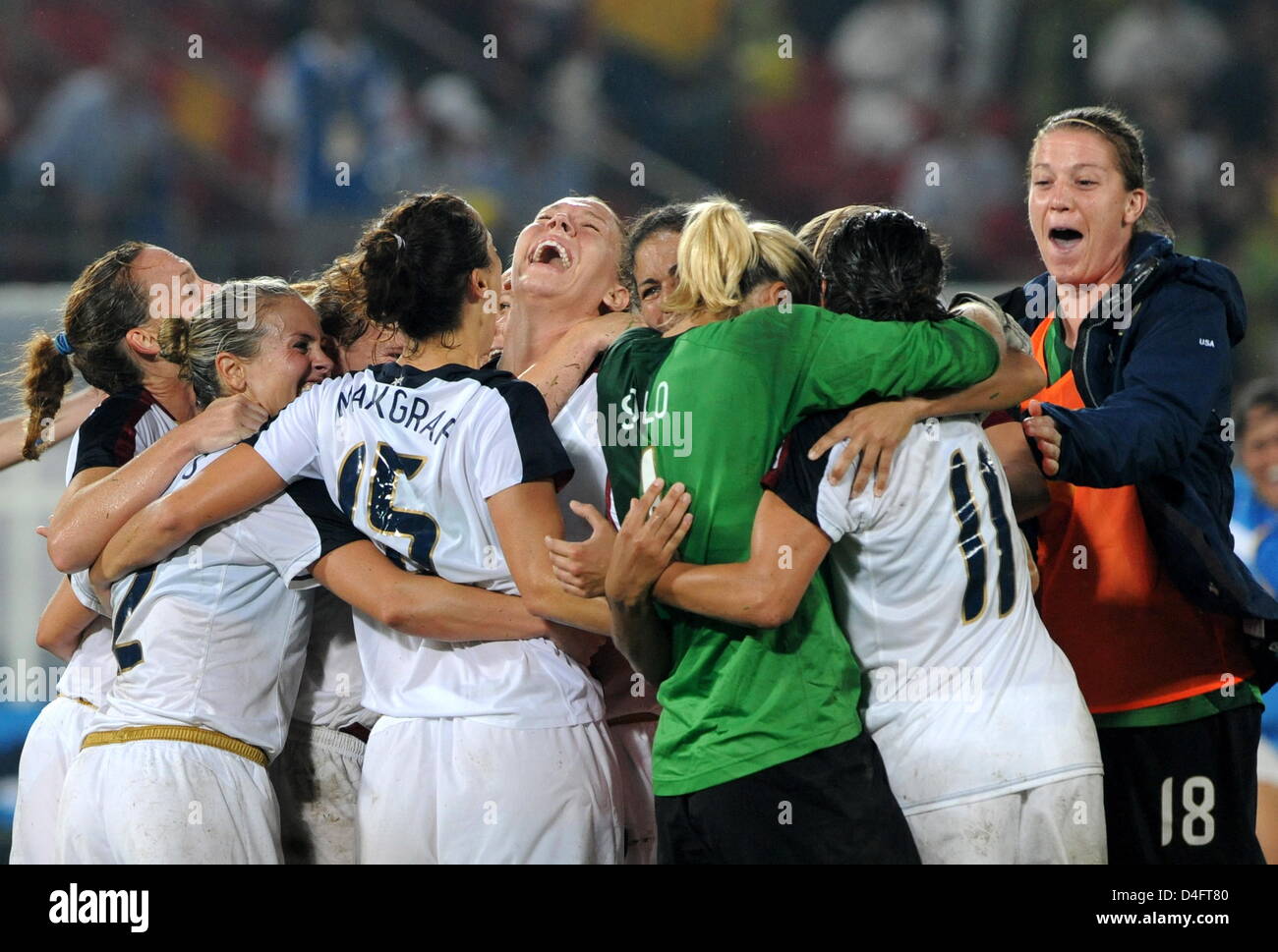 The team of US celebrate their win after the Women's football gold medal match between Brazil and USA at Workers Stadium in Beijing during the Beijing 2008 Olympic Games, China, 21 August 2008. Photo: Peer Grimm ###dpa### Stock Photo