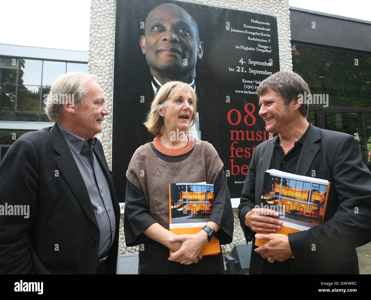 The musical director of 'Berliner Festspiele', Joachim Sartorius (L), his counterpart of Berlin Philharmonics, Pamela Rosenberg (C), and the artsitic director of festival 'Musikfest Berlin 08', Winrich Hopp, chat in Berlin, Germany, 25 August 2008. Before the three had presented the programme of this year's 'Musikfest', which will run from 4th to 16 September 2008 featuring 16 inte Stock Photo
