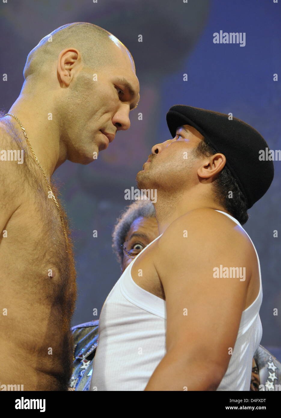 Russian WBA Heavyweight Champion Nikolai Valuev (L) and his US contender John Ruiz (R) face off after the official weighing in Berlin, Germany, 29 August 2008. Valuev and Ruiz will box for the WBA heavyweight title on 30 August in Berlin. Photo: SOEREN STACHE Stock Photo