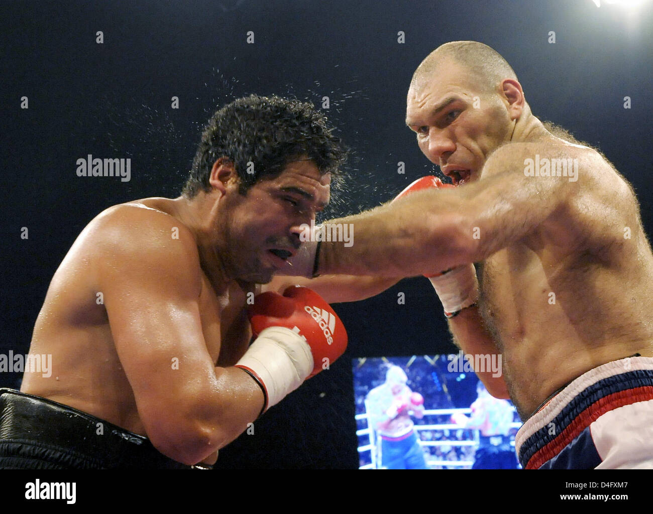 Russian boxer Nikolai Valuev (R) fights US John Ruiz in the World Boxing Association (WBA) heavyweight title fight in Berlin, Germany, 30 August 2008. Valuev, who had lost the title in April 2007, won the fight in a split decision. Photo: Soeren Stache Stock Photo