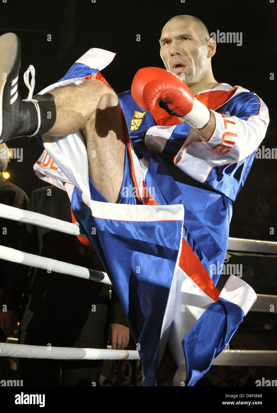 Russian boxer Nikolai Valuev enters the boxing ring for the World Boxing Association (WBA) heavyweight title fight against US John Ruiz in Berlin, Germany, 30 August 2008. Valuev, who had lost the title in April 2007, won the fight in a split decision. Photo: Soeren Stache Stock Photo