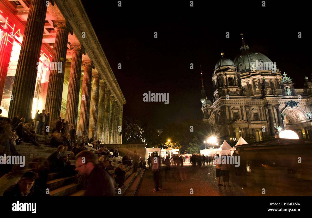 Visitors sit on the stairs of the Altes Museum (Old Museum) in the scope of the 23rd Long Night of Museums in Berlin, Germany, 30 August 2008. More than 100 museums and collections participated under the motto 'Castles, Parks and Gardens' and opened until 2 a.m. Photo: ARNO BURGI Stock Photo
