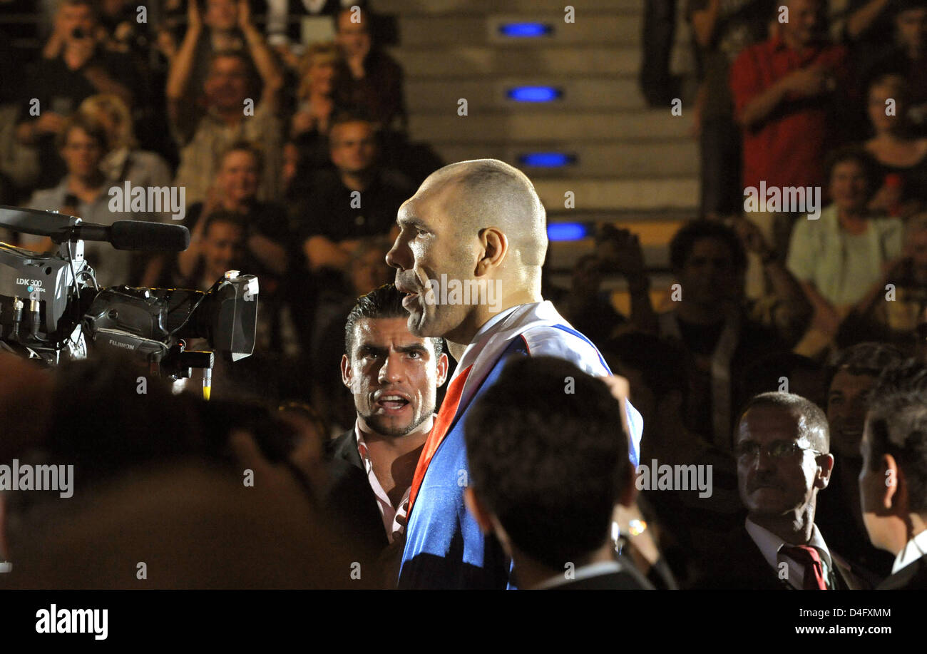 Russian boxer Nikolai Valuev (C) arrives for the World Boxing Association (WBA) heavyweight title fight against US John Ruiz in Berlin, Germany, 30 August 2008. Valuev, who had lost the title in April 2007, won the fight in a split decision. Photo: Soeren Stache Stock Photo