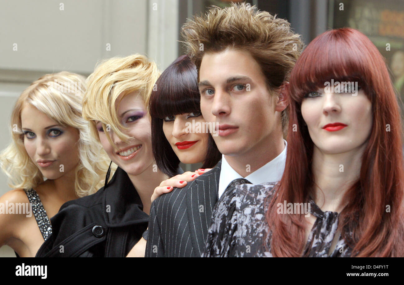 Models present the new hairstyle trends of the autumn and winter season of  2008/2009 during a press presentation in Leipzig, Germany, 01 September  2008. The model team of the 'Central Association of