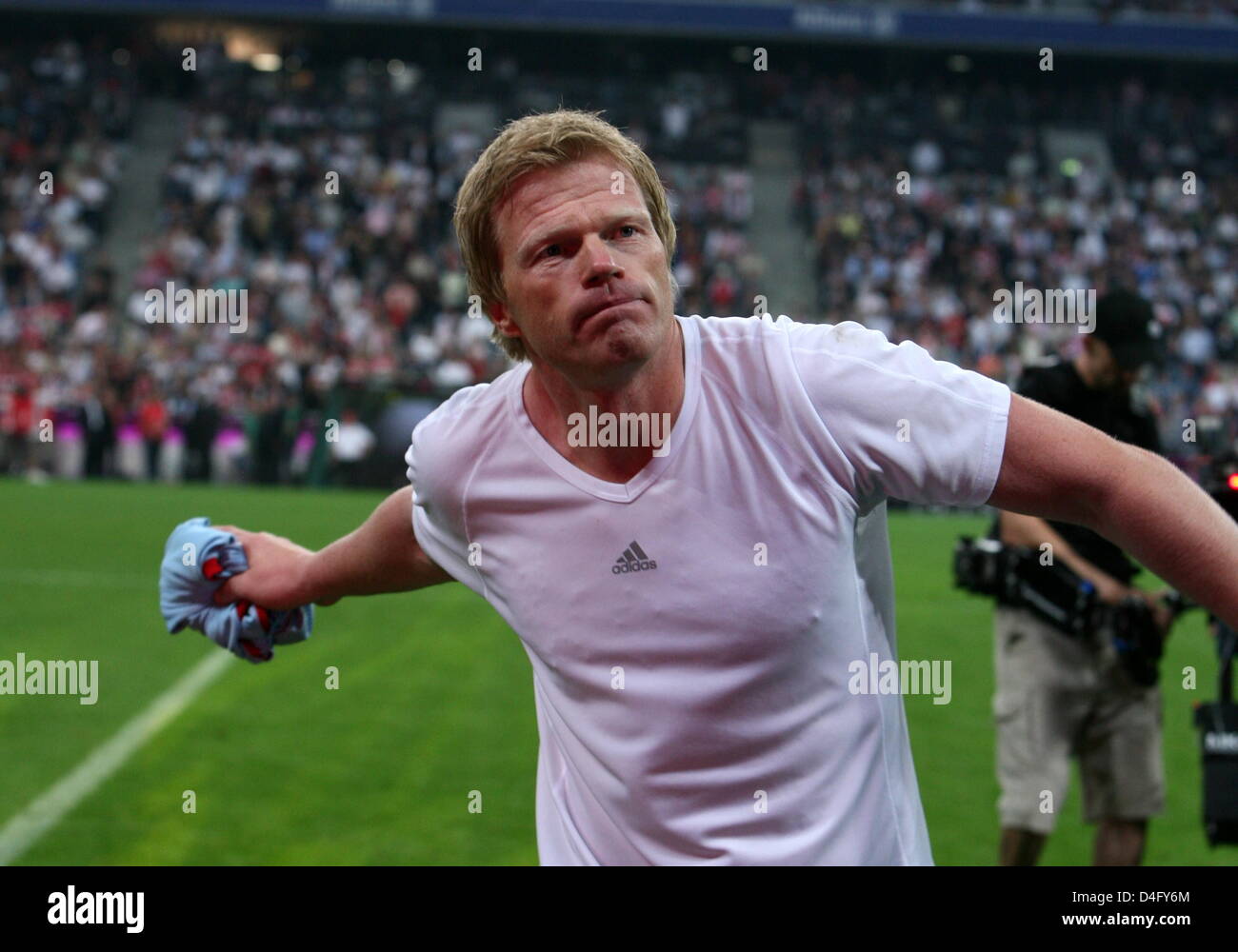 Bayern Munich goalkeeper Oliver Kahn salutes the fans Stock Photo - Alamy