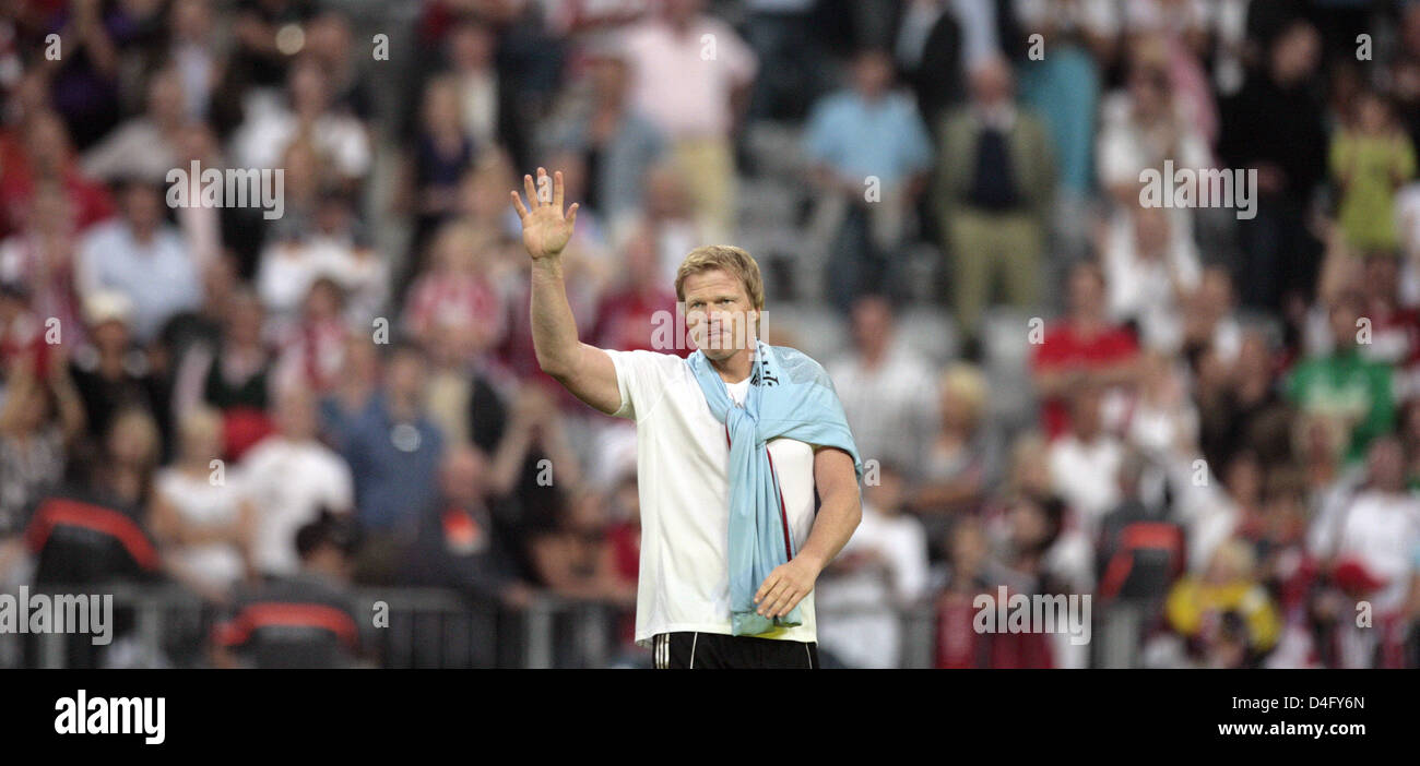 Bayern Munich goalkeeper Oliver Kahn salutes the fans Stock Photo - Alamy