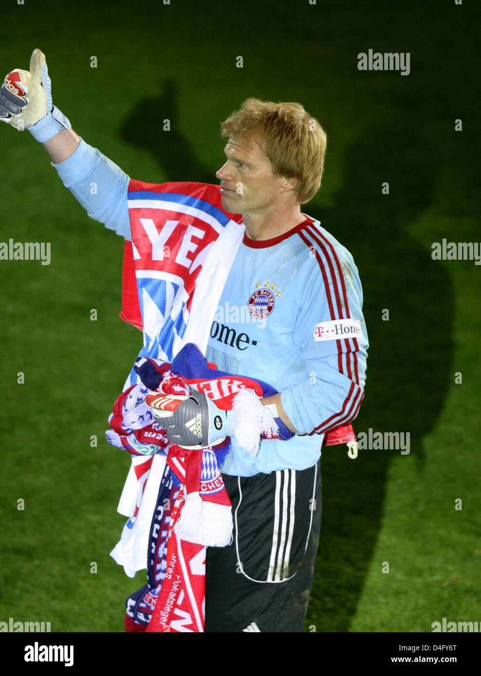 Bayern Munich goalkeeper Oliver Kahn salutes the fans Stock Photo - Alamy