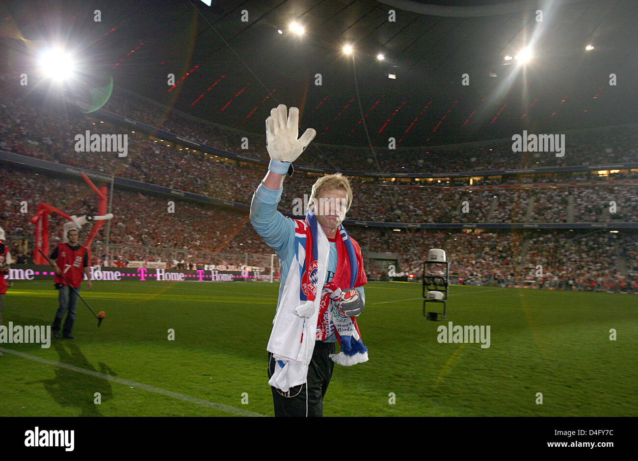 Bayern Munich goalkeeper Oliver Kahn salutes the fans Stock Photo - Alamy