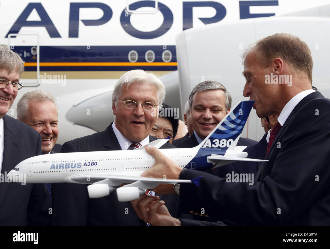 CEO of EADS Thomas Enders (R) hands a model of an A380 to German Foreign Minister Frank-Walter Steinmeier (C, SPD) during a visit to the Airbus factory in Hamburg Finkenwerder, Germany, 10 September 2008. For the first time since the Tibet Crisis prior to the Olympic Games in Beijing, a high-ranking delegation from China stays in Germany. China's Deputy Prime Minister Zhang Dejiang Stock Photo