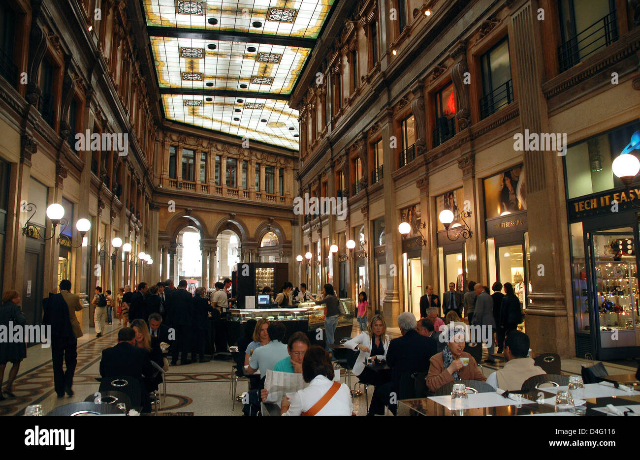 The picture shows shops and cafes in the Galleria Alberto Sordi at Via del Corso, Rome, Italy, 04 May 2008. Photo: A. Engelhardt Stock Photo