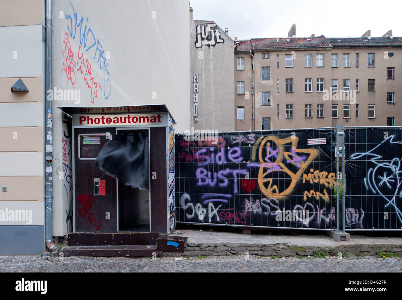 Berlin germany passport photo booth hi-res stock photography and images ...