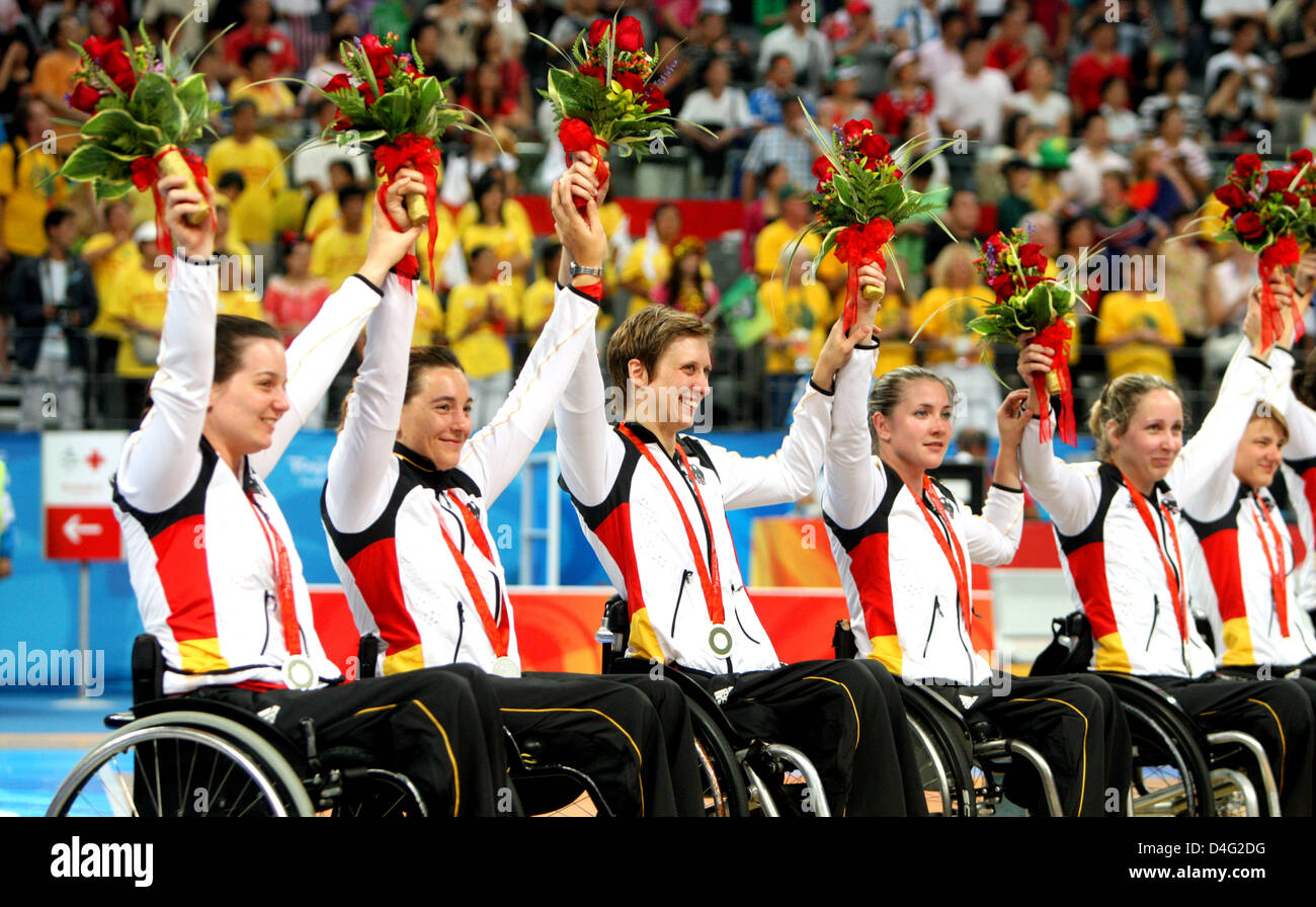 The women of the German wheelchair basketball team with Simone Kues (3