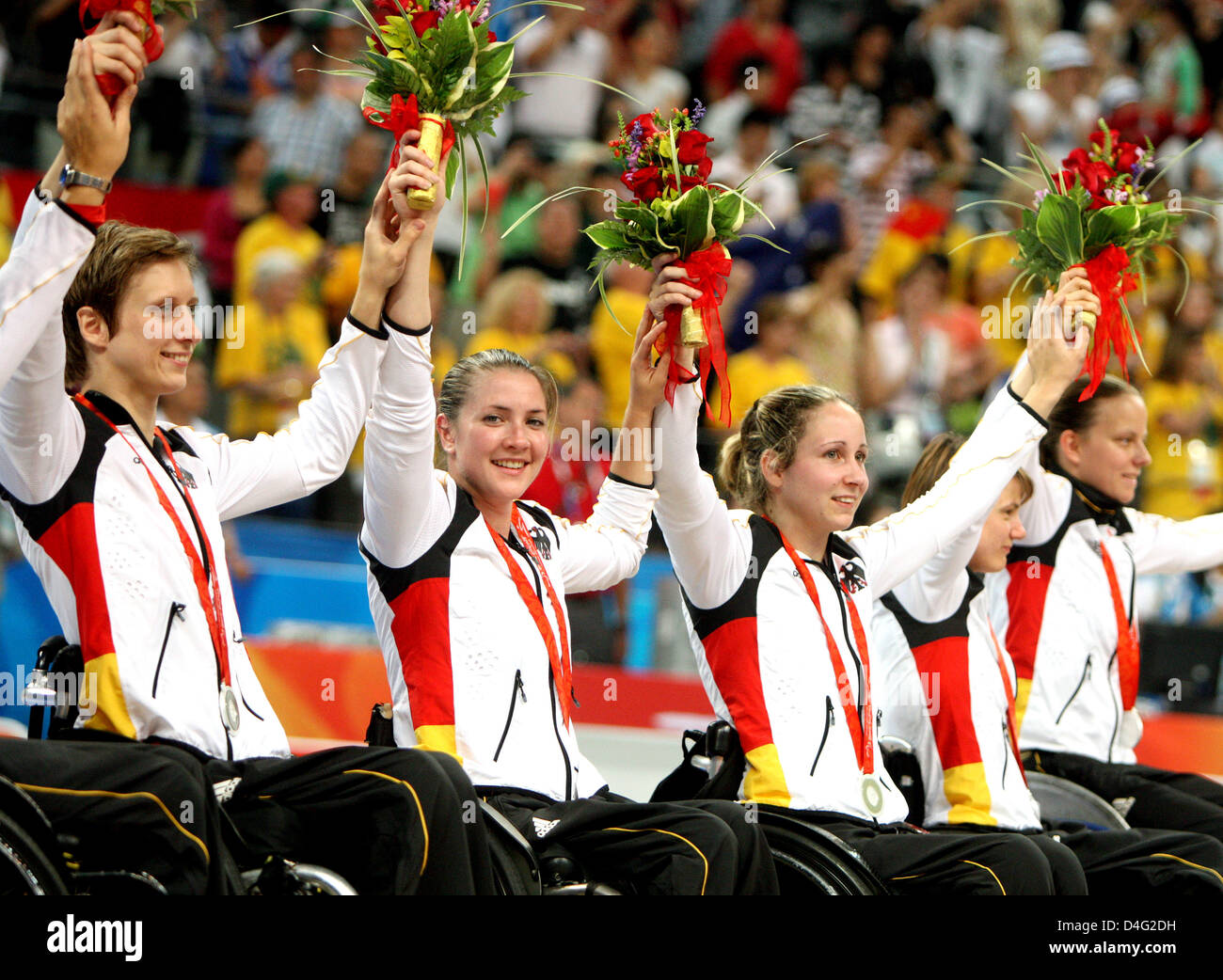The women of the German wheelchair basketball team with Simone Kues (L