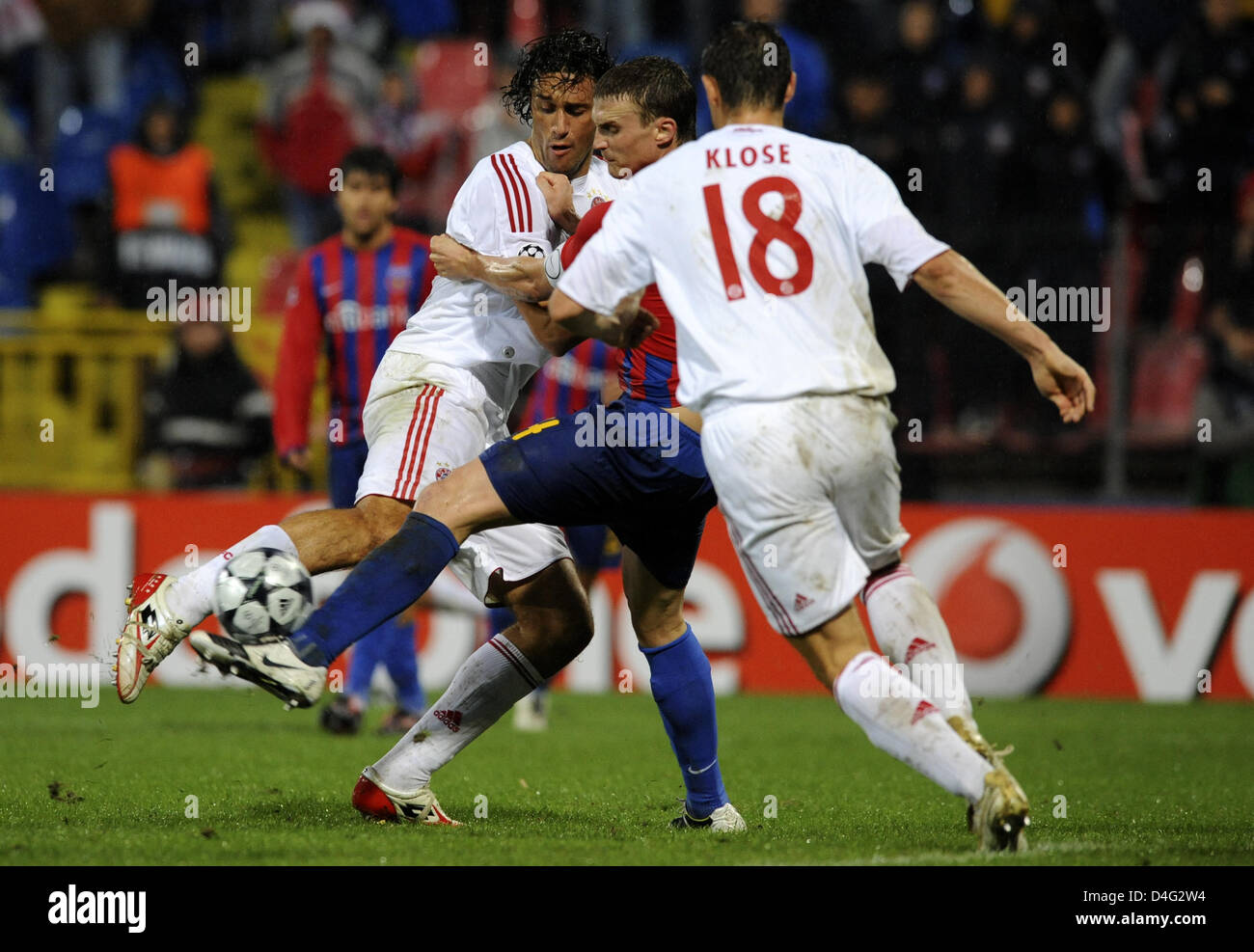 Olympique Lyonnais' Karim Benzema fires a shot past Steaua Bucuresti's  Sorin Ghionea Stock Photo - Alamy