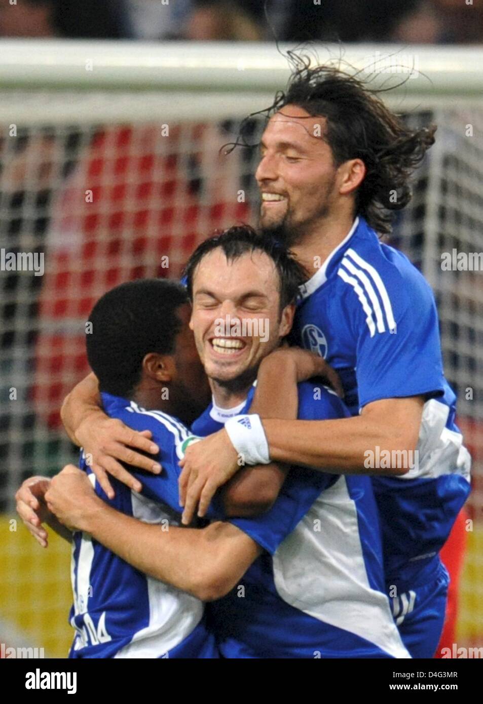 Schalke's Heiko Westermann (C) cheers with teammates Jefferson Farfan (L) and Kevin Kuranyi after his 1-0 score in the DFB Cup second round match FC Schalke 04 vs Hanover 96 at Veltins Arena stadium in Gelsenkirchen, Germany, 23 September 2008. Schalke defeated Hanover 2-0 to move on to the last 16 of the German Cup. Photo: Bernd Thissen Stock Photo