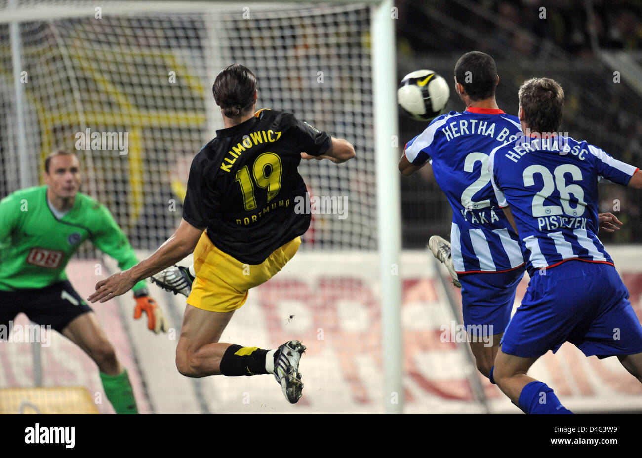 Arbentine Diego Klimowicz (2-L) of Borussia Dortmund scores the 2-1 against Hertha BSC Berlin players Polish Lukasz Piszczek (R), Brazilian Kaka (2-R) and goalkeeper Jaroslav Drobny (L) during the second round of the German Football Federation's DFB Cup at Signal Iduna Park in Dortmund, Germany, 24 September 2008. Photo: Bernd Thissen (ATTENTION: BLOCKING PERIOD! The DFB permits th Stock Photo