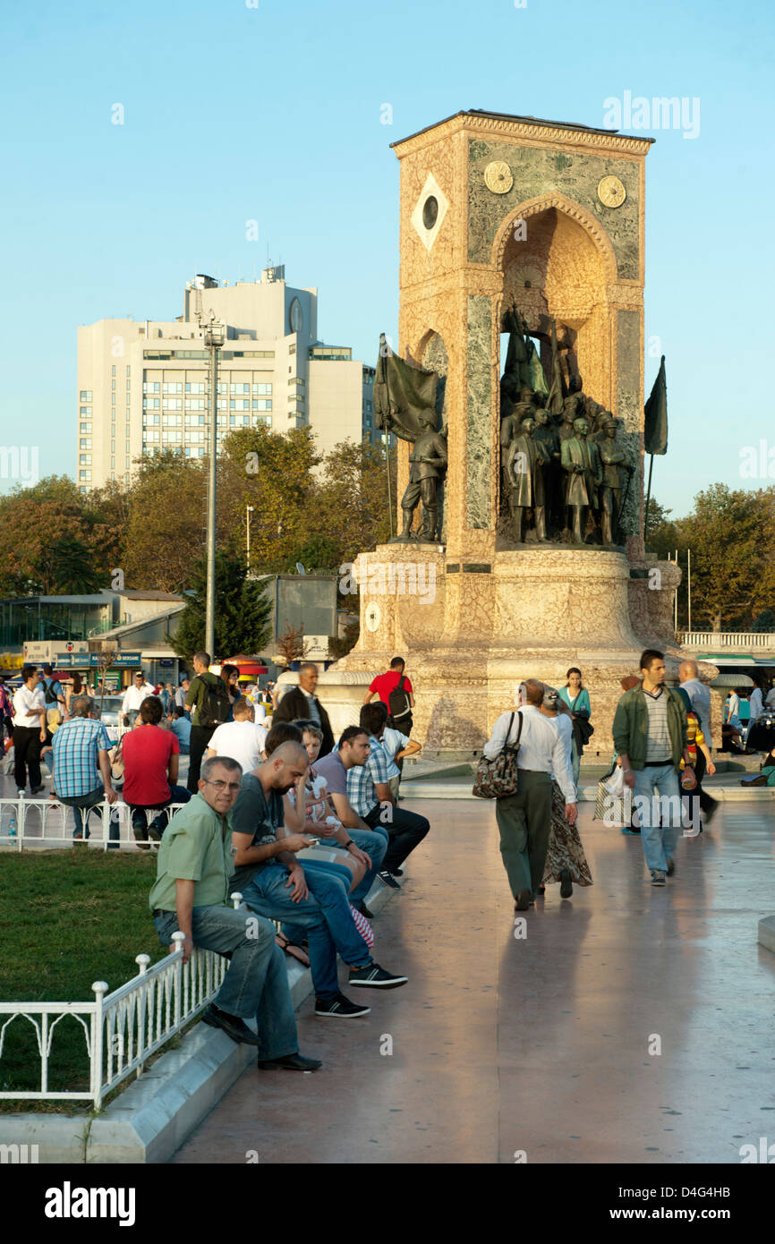 Türkei, Istanbul, Beyoglu, Taksim-Platz, Verkehrsknotenpunkt im europüischen Teil Istanbuls mit dem Denkmal der Republik. Stock Photo