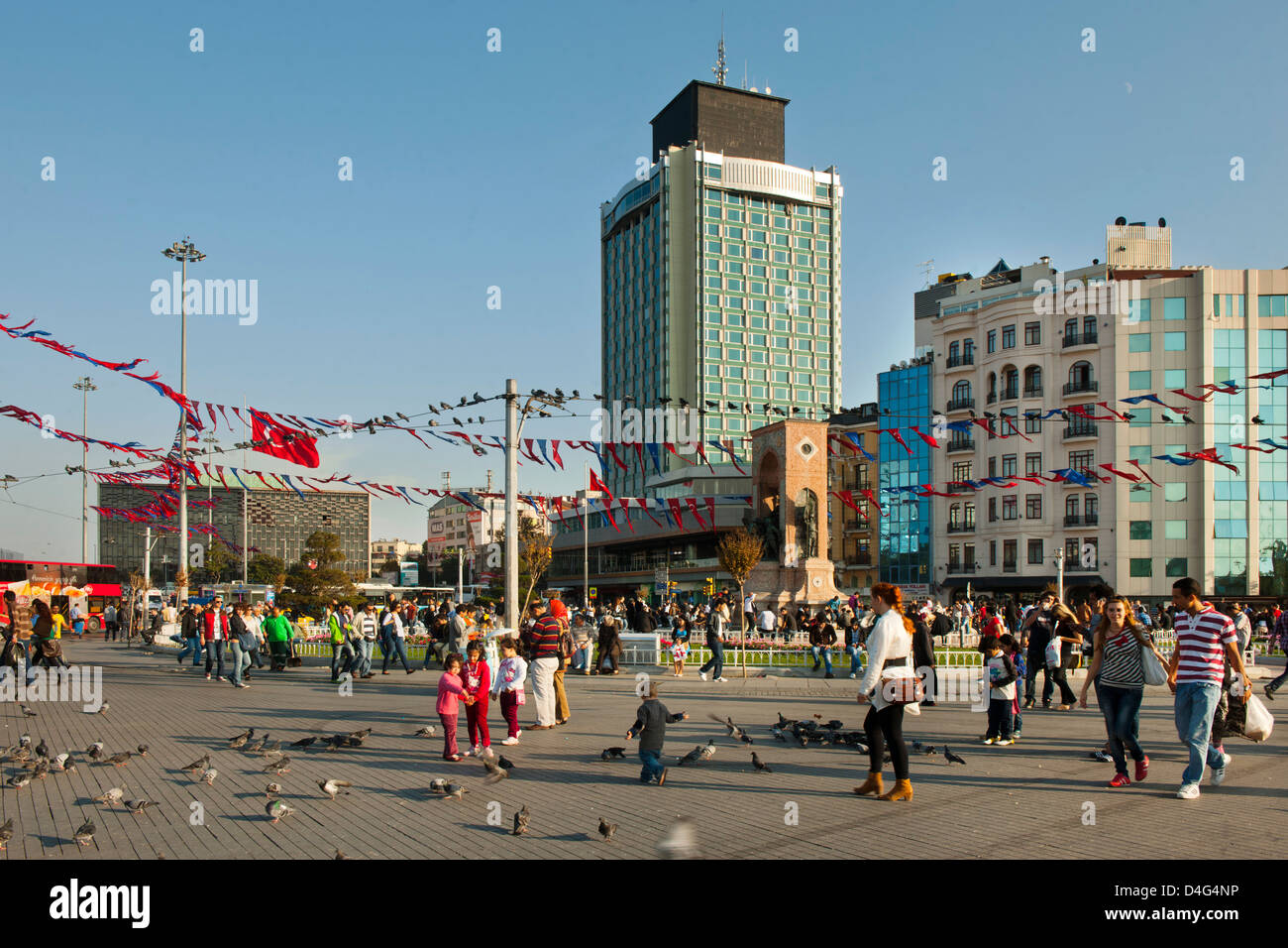 Türkei, Istanbul, Beyoglu, Taksim-Platz, Verkehrsknotenpunkt im europäischen Teil Istanbuls mit dem Denkmal der Republik. Stock Photo