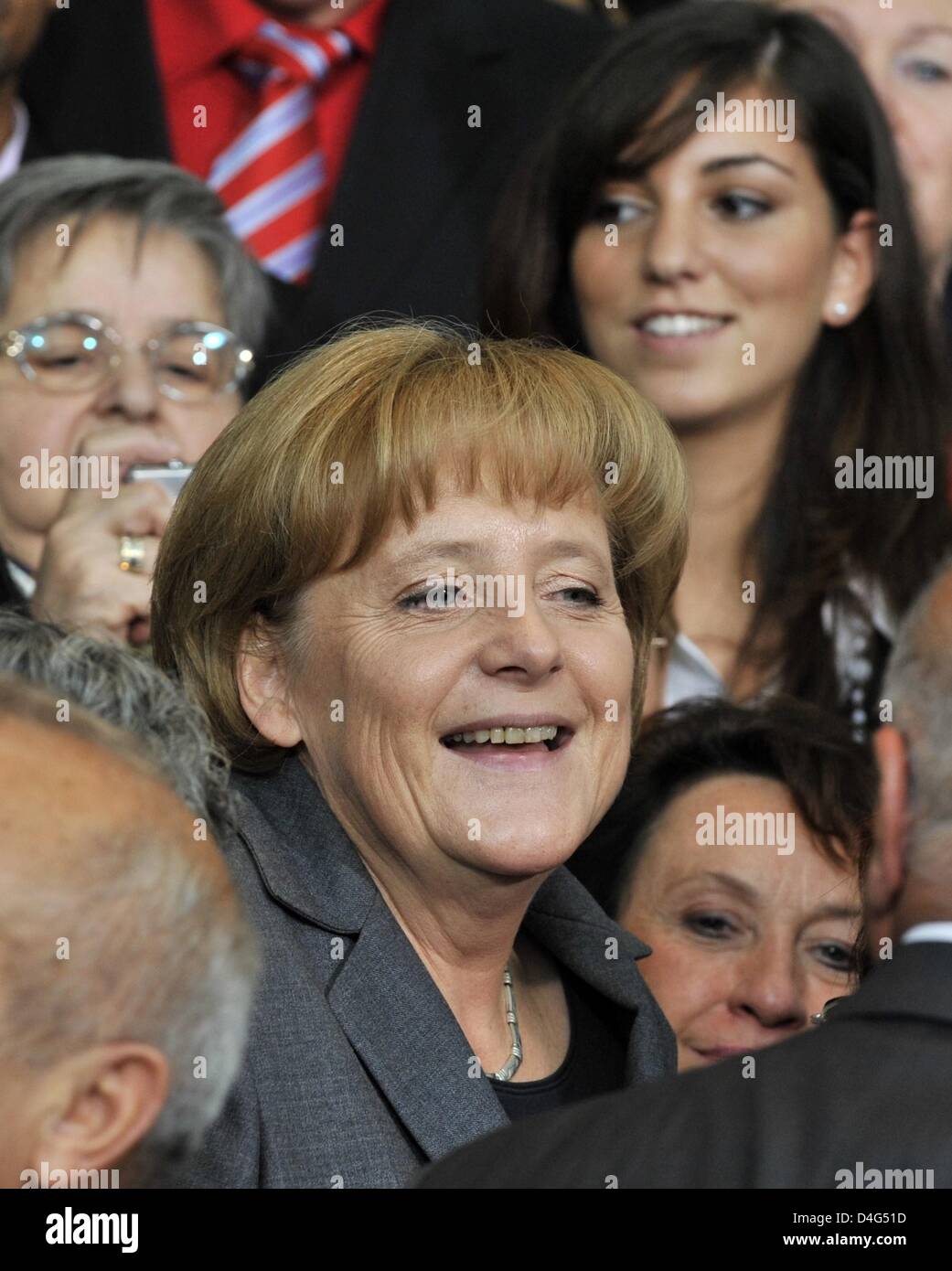 German Chancellor Angela Merkel (C) poses with migrants at the chancellory in Berlin, Germany, 01 Oktober 2008. Merkel honoured the achievements of foreign workers for Germany within the scope of the event 'Germany Says Thank You' ('Deutschland sagt Danke!'). About 200 employees of the first generation of guest- and contract workers were invited to the chancellory. Photo: RAINER JE Stock Photo