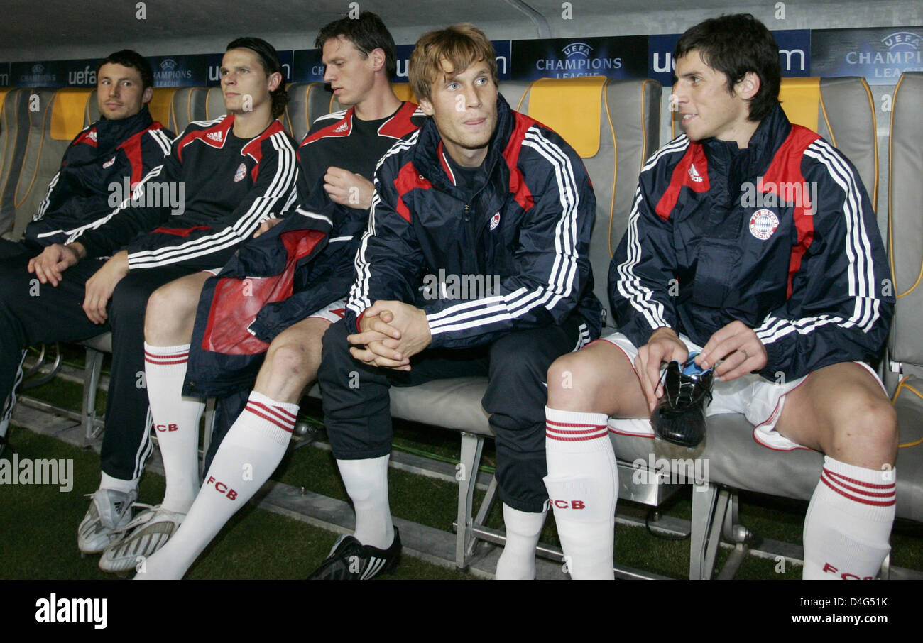 Bayern Munich's Mark von Bommel from the Netherlands, Daniel van Buyten from Belgium, Tim Borowski, Andreas Ottl and Jose Ernesto Sosa from Argentina sit on the subs bench prior to the Champions League match FC Bayern Munich vs Olympique Lyon at Allianz Arena stadium in Munich, Germany, 30 September 2008. The match tied 1-1. Photo: Andreas Gebert Stock Photo