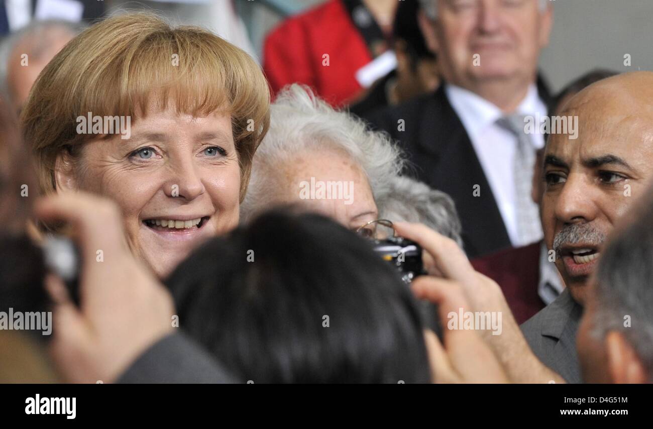 German Chancellor Angela Merkel (L) poses with migrants at the chancellory in Berlin, Germany, 01 Oktober 2008. Merkel honoured the achievements of foreign workers for Germany within the scope of the event 'Germany Says Thank You' ('Deutschland sagt Danke!'). About 200 employees of the first generation of guest- and contract workers were invited to the chancellory. Photo: RAINER JE Stock Photo